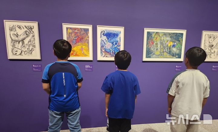 [제주=뉴시스] '마르크 샤갈 : 20세기 그래픽 아트의 거장, 색채와 환상을 노래하다' 전시를 관람하는 어린이들. (사진=제주 드림타워 제공) 2025.09.01. photo@newsis.com *재판매 및 DB 금지