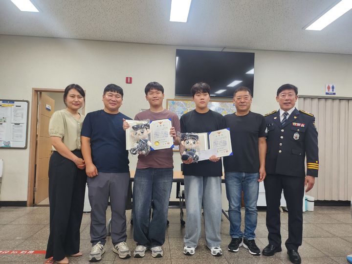 [대구=뉴시스] 대구 달서경찰서는 지난달 달서구 도원동 월광수변공원 내 도원지에서 물에 빠진 10대 여성을 구한 용감한 시민 두 명에게 표창장을 수여했다. (사진=대구 달서경찰서 제공) 2025.09.01. photo@newsis.com *재판매 및 DB 금지