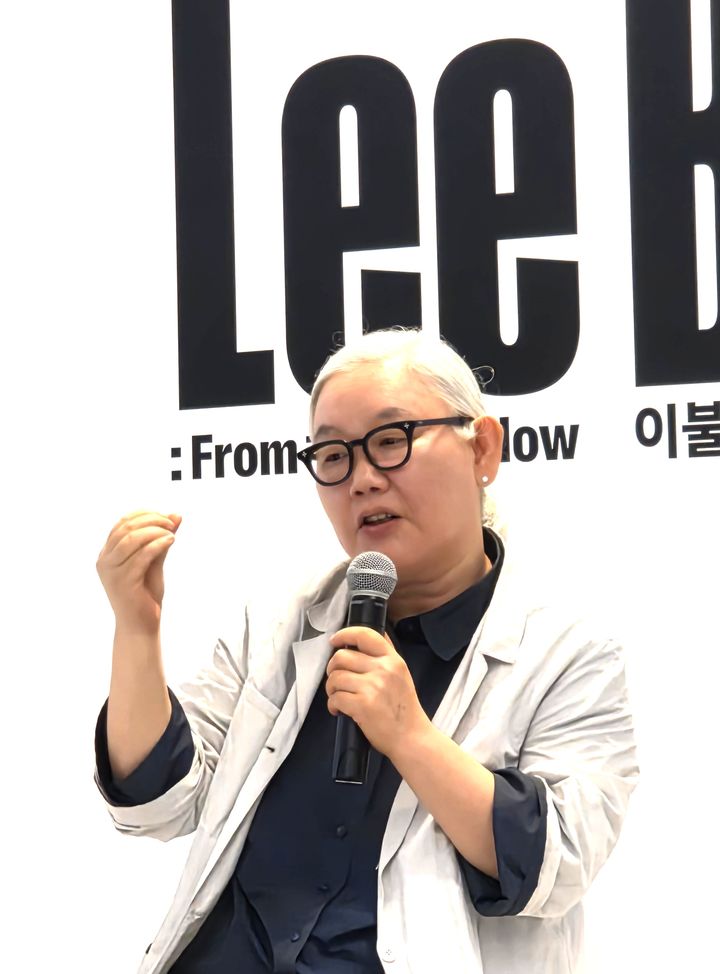 [사진=박현주 미술전문기자]1일 리움미술관에서 대규모 서베이전을 연 이불 작가가 기자들의 질문에 답하고 있다. 2025.0901. hyun@newsis.com *재판매 및 DB 금지