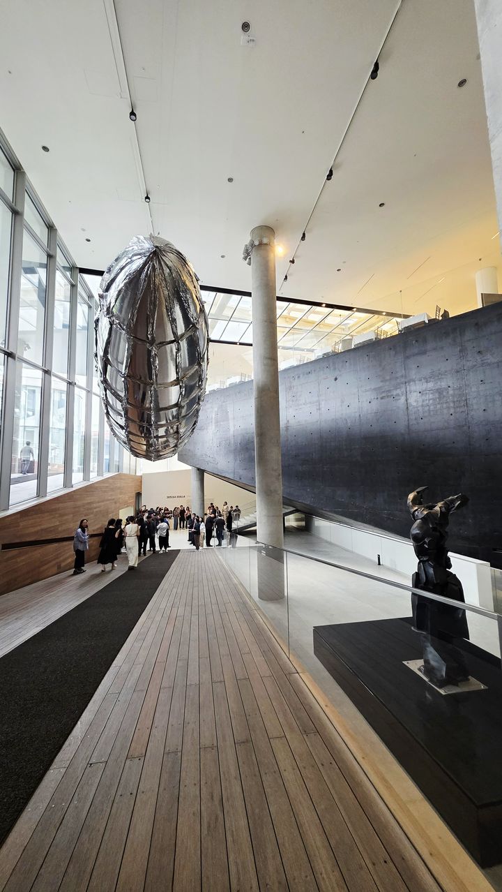 [사진=박현주 미술전문기자] 리움미술관 전시장 입구. 길이 17m 은빛 거대한 비행선 '취약할 의향–메탈라이즈드 벌룬’이 관람객을 맞이하는 '이불: 1998년 이후' 전시. *재판매 및 DB 금지