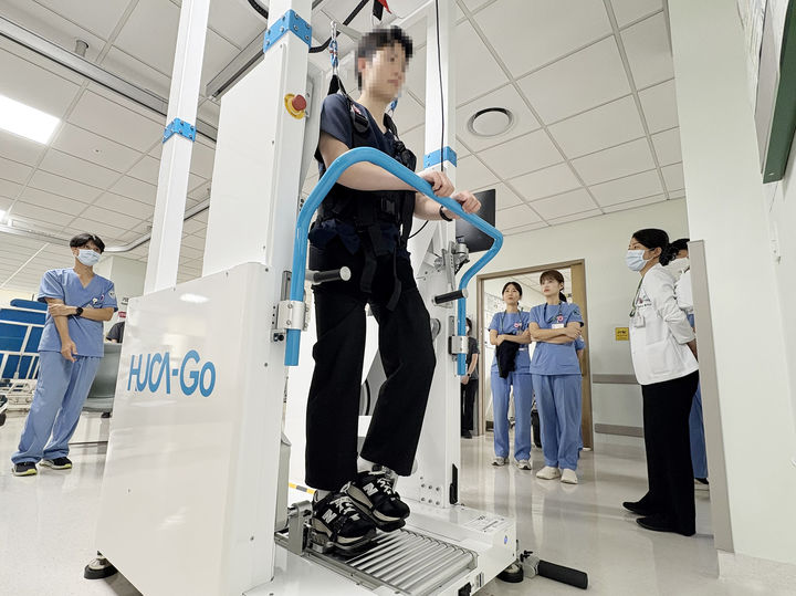 [대전=뉴시스] 건양대병원이 최신 보행 재활 로봇 장비 '휴카-고(HUCA-Go)'를 도입해 환자 맞춤형 재활 치료 환경을 강화했다.(사진=건양대학교병원 제공) 2025.09.01. photo@newsis.com *재판매 및 DB 금지