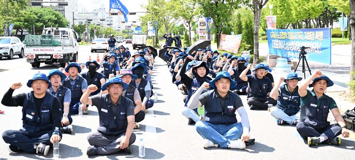  [광주=뉴시스] 이현행 기자= 1일 오후 광주 서구 광주시청 앞에서 금속노조 광주글로벌모터스(GGM)지회가 부분 파업 결의대회를 열고 구호를 외치고 있다. 2025.09.01. lhh@newsis.com *재판매 및 DB 금지