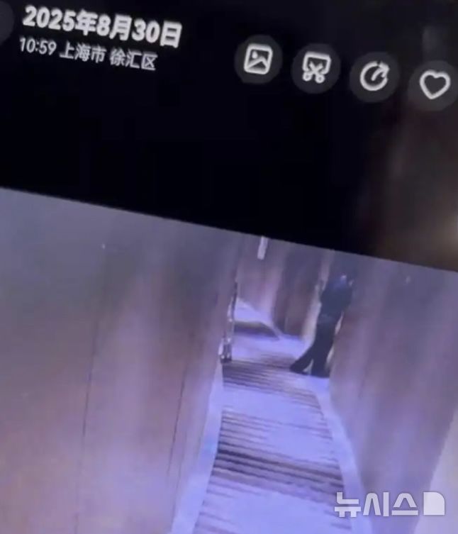 [뉴시스]수리기사가 객실을 착각해 투숙객이 있는 객실로 들어가는 모습.(사진=홍성신문) 