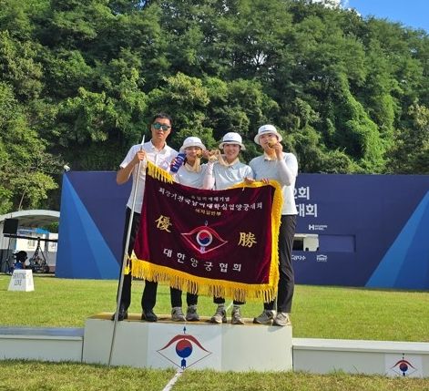 [대구=뉴시스] 대구 서구 여자 양궁팀이 제42회 올림픽 제패 기념 회장기 대학·실업 양궁대회에서 개인전과 단체전 모두 우승을 거뒀다. (사진=대구 서구 제공) 2025.09.01. photo@newsis.com *재판매 및 DB 금지