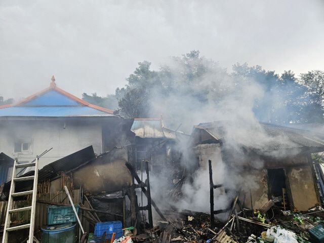 [아산=뉴시스] 1일 오전 충남 아산 단독주택에서 불이 나 하얀색 연기가 피어 오르고 있다. (사진=아산소방서 제공) 2025.09.01. photo@newsis.com *재판매 및 DB 금지