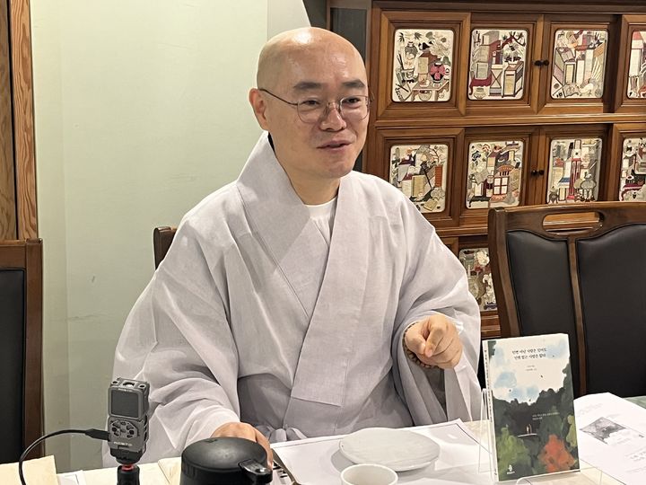 [서울=뉴시스] 1일 서울 종로구 국립현대미술관 내 식당에서 열린 신간 '인연 아닌 사람은 있어도 인연 없는 사람은 없다' 간담회에 참석하한묘장스님 2025.09.01. suejeeq@newsis.com *재판매 및 DB 금지