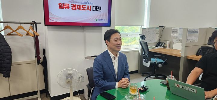 [대전=뉴시스]곽상훈 기자=이택구 대전시 정무경제과학부시장이 1일 대전시청 기자실을 찾아 이임 간담회를 갖고 있다. 2025. 09. 01 kshoon0663@newsis.com *재판매 및 DB 금지