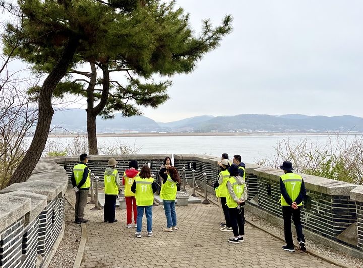 [인천=뉴시스] 강화군 DMZ 평화의 길 프로그램 모습. (사진=강화군 제공) 2025.09.01. photo@newsis.com *재판매 및 DB 금지