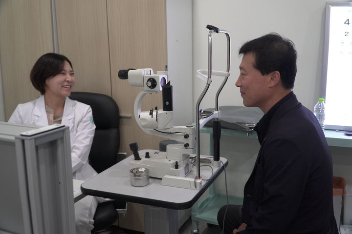 안과 검진을 받는 김택수 선수촌장(오른쪽). 2025.08.28. (사진=대한체육회 제공) *재판매 및 DB 금지