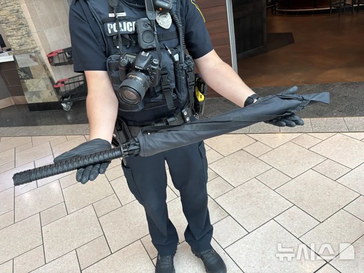 [서울=뉴시스]미국 뉴욕주 시러큐스의 한 쇼핑몰에서 지난 8월28일(현지시간) 소총을 맨 남성이 있다는 신고가 들어와 경찰이 출동했다. 하지만 해당 남성이 매고 있던 것은 소총이 아니라 사무라이 검 모양의 장우산(사진)인 것으로 밝혀졌다. (사진출처: 뉴욕포스트 캡쳐) 2025.09.01.