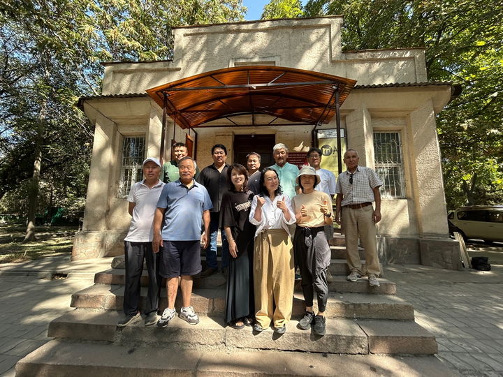 [서울=뉴시스] 명지대 이병권 교수가 주최한 '중앙아시아 회화-한국 도자기 국제교류전'에서 참가자들이 기념사진을 촬영하고 있다. (사진=명지대 제공) 2025.09.01. photo@newsis.com *재판매 및 DB 금지