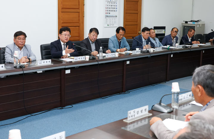 [세종=뉴시스]이승돈 농촌진흥청장이 1일 오전 경기 수원특례시 팔달구 농민회관에서 한국농촌지도자중앙연합회 임원단과 간담회를 갖고 농업 현안 전반에 관한 의견을 나누고 있다. (사진=농진청 제공) *재판매 및 DB 금지