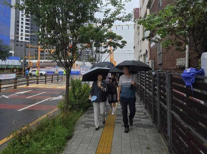 [광명=뉴시스]김명순 신임 광명교육지원청 교육장(사진 왼쪽)이 1일 광명초등학교 통학로를 점검하고 있다.(사진=광명교육지원청 제공)2025.09.01.photo@newsis.com *재판매 및 DB 금지