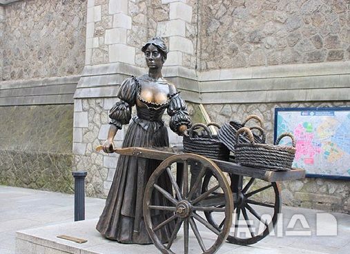 [뉴시스]더블린 시내에 세워진 몰리 말론 동상은 관광객들에 의해 가슴 부분이 마모됐다. (사진=데일리메일) 2025.8.31 