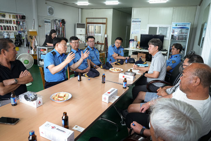 [부산=뉴시스] 1일 장인식 남해지방해양경찰청자은 가을철 낚시 성어기를 맞아 낚시어선 안전관리 실태 및 현장 긴급 출동 태세를 점검하고 있다. (사진=남해지방해양경찰청 제공) 2025.09.01. photo@newsis.com *재판매 및 DB 금지