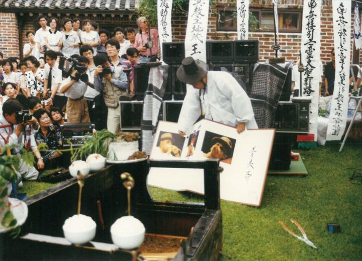  갤러리현대 마당에서 백남준의 요셉 보이스 추모 굿 '늑대의 걸음으로 서울에서 부다페스트' 퍼포먼스 당시 사진, 1990년 7월 20일, 서울 *재판매 및 DB 금지