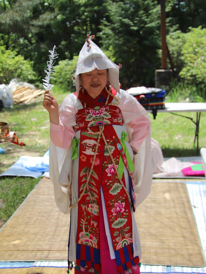 만신(萬神) 김금화 _ 국가무형유산 서해안 배연신굿 및 대동굿 무녀 중 유일한 보유자.© 서해안 배연신굿 및 대동굿 보존회, 갤러리현대 제공 *재판매 및 DB 금지