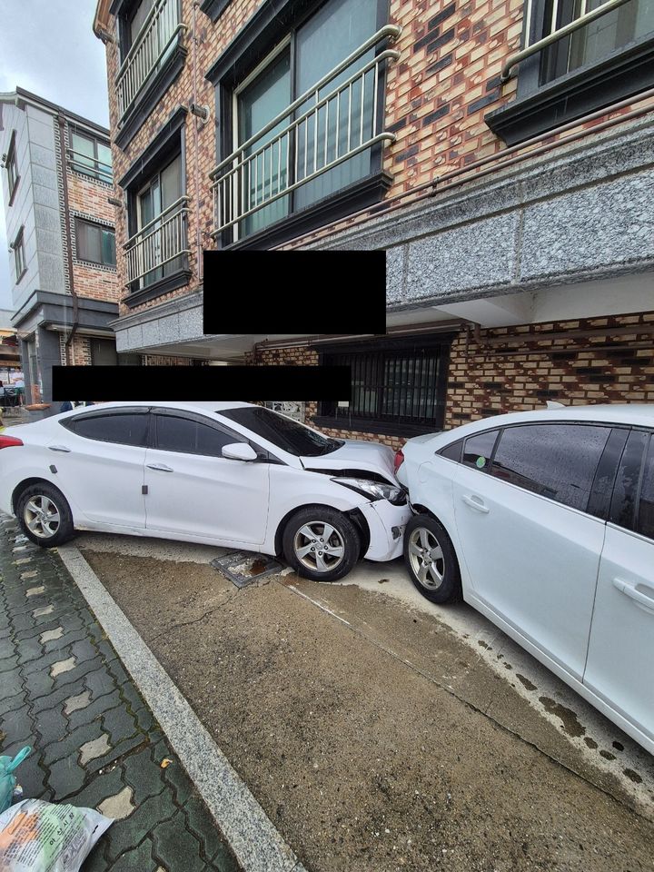 [아산=뉴시스] 앞서 이날 오후 1시26분께 둔포면 석곡리 테크노벨리 인근 도로에서 아반떼가 승용차를 들이받은 후 좌회전하면서 보행자를 친 뒤 곧바로 주차된 승용차와 충돌했다. 사진은 아반뗴가 주차 자량과 충돌한 모습. (사진=아산소방서 제공) 2025.09.01. photo@newsis.com *재판매 및 DB 금지