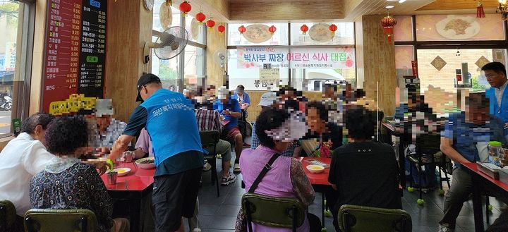 [창원=뉴시스] 경남 창원시 마산합포구 문화동 중화요리 전문점 '박사부 짜장'에서 1일 동네 어르신들에게 짜장면을 대접하고 있다. (사진=창원시 제공) 2025.09.01. photo@newsis.com *재판매 및 DB 금지