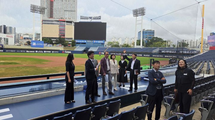 [창원=뉴시스] 경남 창원시의회 문화환경도시위원회 위원들이 1일 창원NC파크를 방문해 전광판 설치, 팀스토어 증축, 외부 관람석 및 철골주차장 증설 등 시설 개선 사업 예산의 타당성을 살펴보고자 현장을 점검하고 있다. (사진=창원시의회 제공) 2025.09.01. photo@newsis.com *재판매 및 DB 금지
