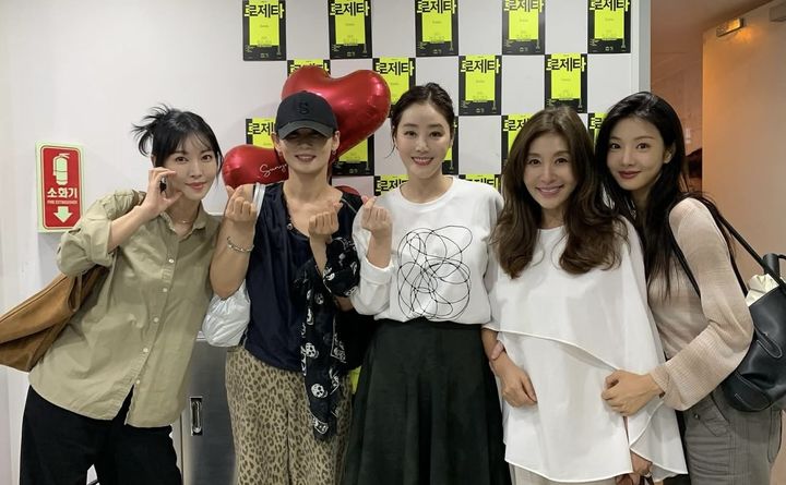 [서울=뉴시스] 배우 김소연(맨 왼쪽). (사진=김소연 인스타그램 캡처) 2025.09.01. photo@newsis.com *재판매 및 DB 금지