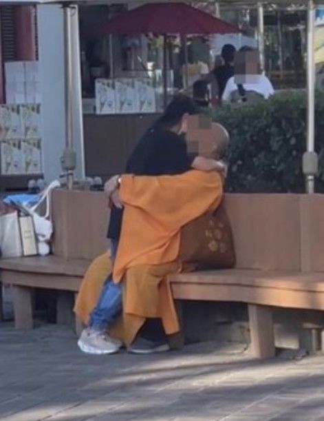 [서울=뉴시스] 대만 도심에서 승려복을 입은 남성이 여성과 키스 등 애정행각을 나누는 모습이 포착돼 현지에서 논란이 일고 있다. (사진=ET투데이 갈무리) 2025.09.01 *재판매 및 DB 금지
