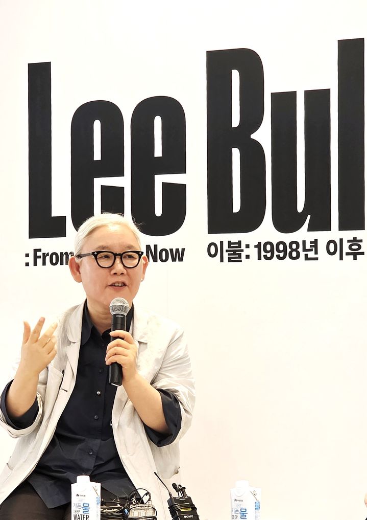 [사진=박현주 미술전문기자]1일 리움미술관에서 대규모 서베이전을 연 이불 작가가 기자들의 질문에 답하고 있다. 2025.09.01 hyun@newsis.com *재판매 및 DB 금지