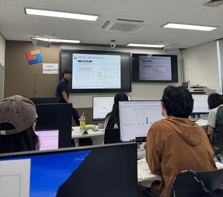 [대전=뉴시스]국립한밭대 대학일자리본부 '2025 공정데이터분석사 양성과정' 모습. (사진=국립한밭대 제공) 2025.09.01. photo@newsis.com *재판매 및 DB 금지