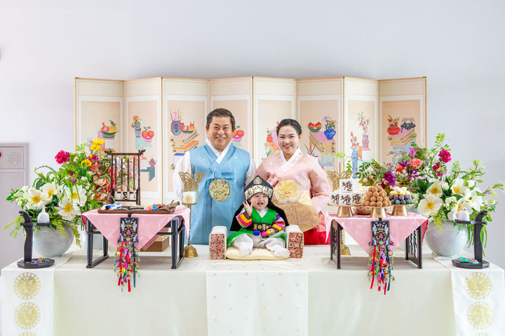 [서울=뉴시스] 신안군 돌잔치 가족 기념사진 (사진=국가유산진흥원 제공)2 205.09.01. photo@newsis.com *재판매 및 DB 금지