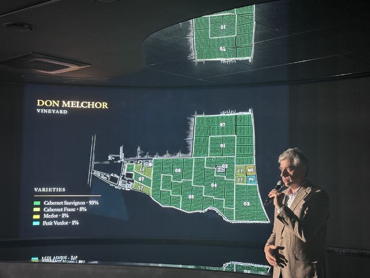 [서울=뉴시스] 전병훈 기자 = 1일 서울 강남서 열린 돈 멜초 DM/01 2022 론칭' 행사에서 엔리케 티라도(Enrique Tirado) 돈 멜초 CEO가 더 파셀스(The Parcels)'를 설명하고 있다. *재판매 및 DB 금지