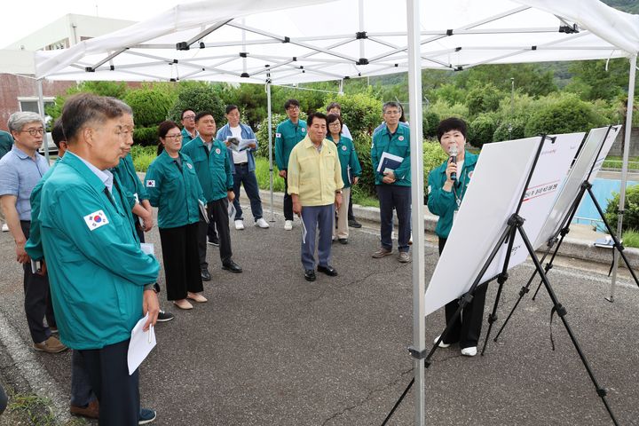 [양산=뉴시스] 나동연 경남 양산시장이 신도시 취수장과 정수장을 방문해 최근 낙동강 일대 녹조 발생에 따른 안전한 수돗물 생산·공급을 위한 현장행정을 하고 있다. (사진=양산시 제공) 2025.09.01. photo@newsis.com *재판매 및 DB 금지