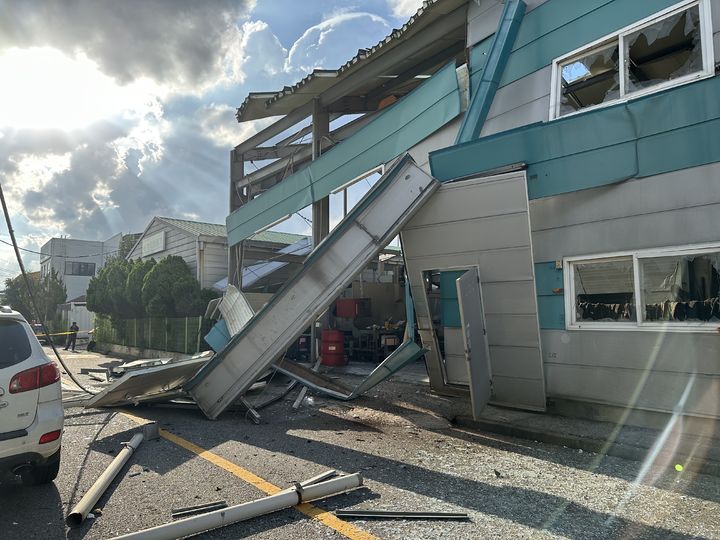 [광주=뉴시스] 1일 오후 4시56분께 광주 광산구 비아동의 한 1층 규모 건물이 폭발한 상태다. (사진=광주 광산소방서 제공) 2025.09.01. photo@newsis.com *재판매 및 DB 금지