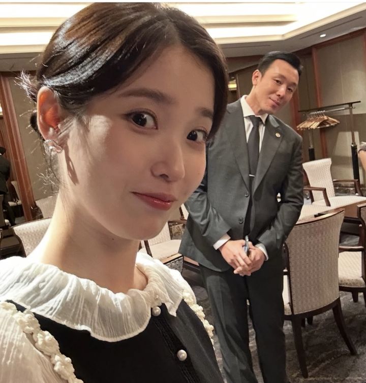 [서울=뉴시스] 아이유, 박근우 경호원. (사진 = 인스타그램 캡처) 2025.09.01. photo@newsis.com *재판매 및 DB 금지