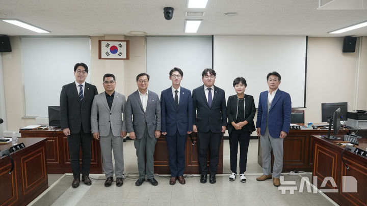 [안양=뉴시스] 안양시의회 총무 경제위원회 소속 시 의원들이 중국 출국에 앞서 기념 촬영을 하고 있다. (사진=안양시 의회 제공).*재판매 및 DB 금지