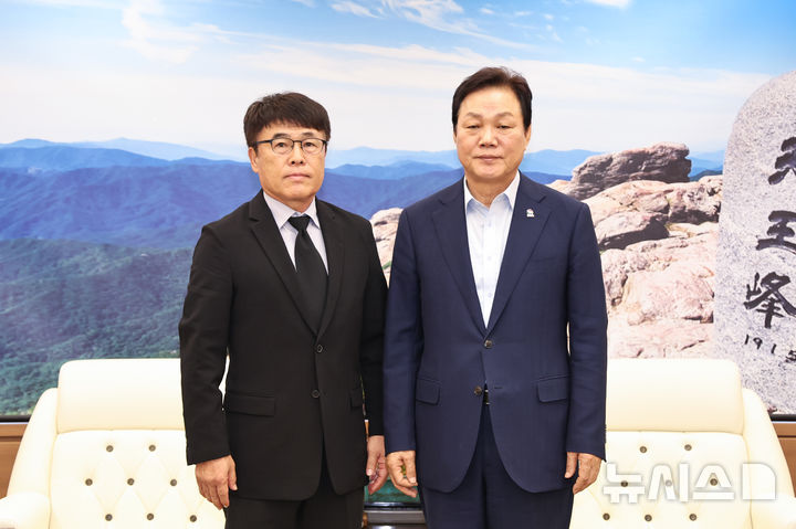 [창원=뉴시스]박완수 경남도지사(오른쪽)가 1일 오후 도청 집무실에서 8월 22일 선임된 이흥실 경남FC 대표이사와 기념촬영하고 있다.(사진=경남도 제공) 2025.09.0.1. photo@newsis.com