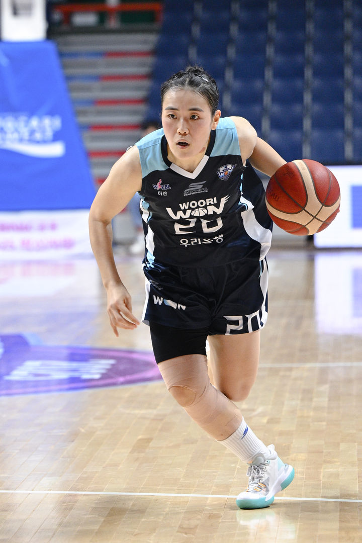 [서울=뉴시스] 여자프로농구 아산 우리은행의 이명관. (사진=WKBL 제공) *재판매 및 DB 금지