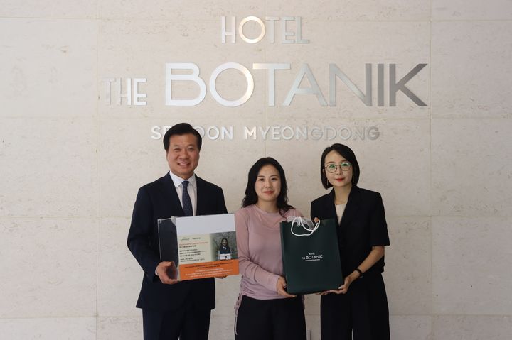 1차 기부금 전달식. 왼쪽부터 호텔 더 보타닉 세운 명동 정병우 총지배인, 지파운데이션 정지민 팀장, 호텔 더 보타닉 세운 명동 김세미 세일즈 팀장 *재판매 및 DB 금지