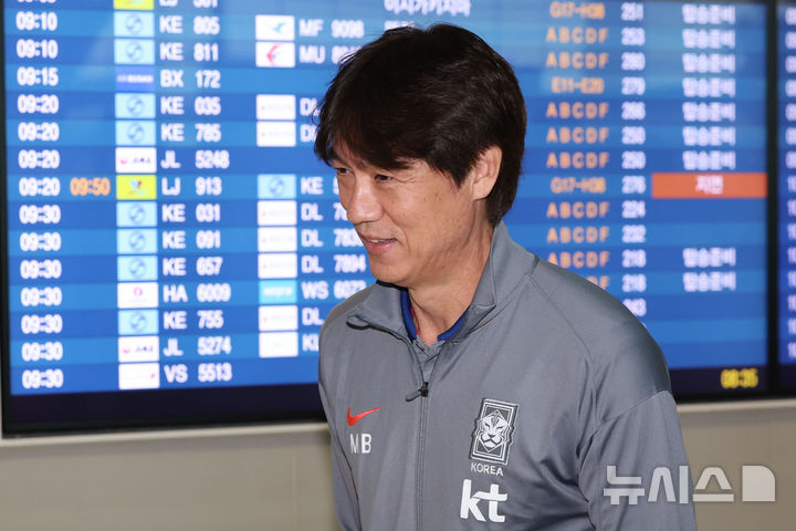 [서울=뉴시스] 권창회 기자 = 홍명보 대한민국 축구 국가대표팀 감독이 1일 오전 인천국제공항 제2터미널을 통해 출국하고 있다. 대표팀은 미국에서 오는 7일 미국, 10일 멕시코와 평가전을 치른다. 2025.09.01. kch0523@newsis.com