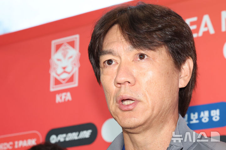 [서울=뉴시스] 권창회 기자 = 홍명보 대한민국 축구 국가대표팀 감독이 1일 오전 인천국제공항 제2터미널에서 미국 원정길에 오르며 출국 전 인터뷰를 하고 있다. 대표팀은 미국에서 오는 7일 미국, 10일 멕시코와 평가전을 치른다. 2025.09.01. kch0523@newsis.com