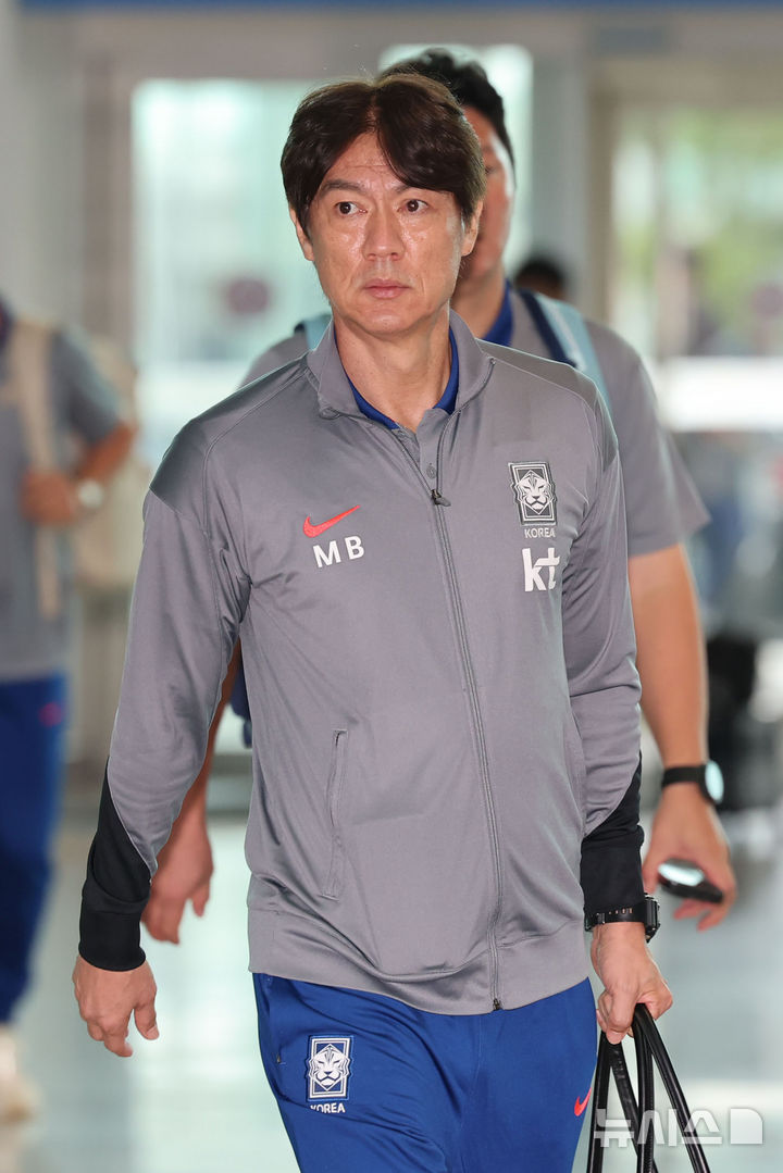 [서울=뉴시스] 권창회 기자 = 홍명보 대한민국 축구 국가대표팀 감독이 1일 오전 인천국제공항 제2터미널에서 출국 수속을 밟기 위해 이동하고 있다. 대표팀은 미국에서 오는 7일 미국, 10일 멕시코와 평가전을 치른다. 2025.09.01. kch0523@newsis.com