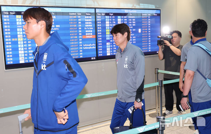 [서울=뉴시스] 권창회 기자 = 홍명보 대한민국 축구 국가대표팀 감독을 비롯한 선수들이 1일 오전 인천국제공항 제2터미널을 통해 출국하고 있다. 대표팀은 미국에서 오는 7일 미국, 10일 멕시코와 평가전을 치른다. 2025.09.01. kch0523@newsis.com