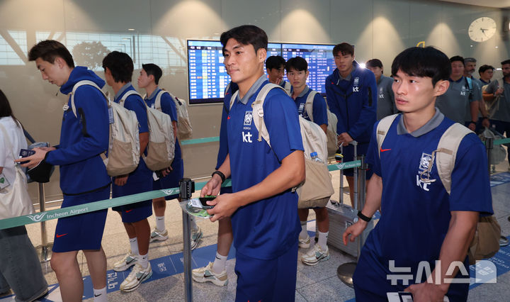 [서울=뉴시스] 권창회 기자 = 홍명보 대한민국 축구 국가대표팀 감독을 비롯한 선수들이 1일 오전 인천국제공항 제2터미널을 통해 출국하고 있다. 대표팀은 미국에서 오는 7일 미국, 10일 멕시코와 평가전을 치른다. 2025.09.01. kch0523@newsis.com