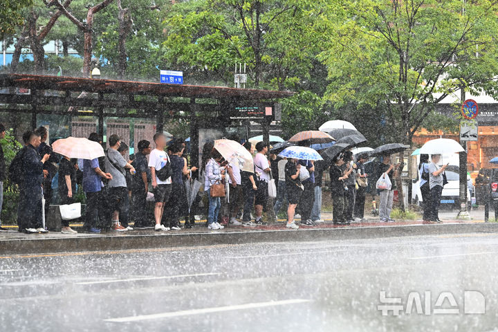 [수원=뉴시스] 김종택 기자 = 전국 곳곳에 비가 내린 지난 1일 경기 수원시 망포역 인근 버스정류장에서 출근길 시민들이 우산을 쓴 채 버스를 기다리고 있다. 2025.09.01. jtk@newsis.com