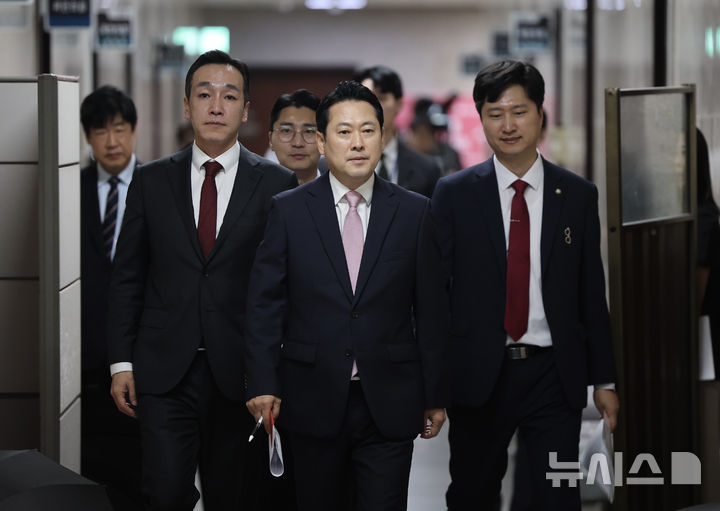 [서울=뉴시스] 김명년 기자 = 장동혁 국민의힘 당 대표가 1일 오전 서울 여의도 국회에서 최고위원회의에 참석하고 있다. 2025.09.01. kmn@newsis.com