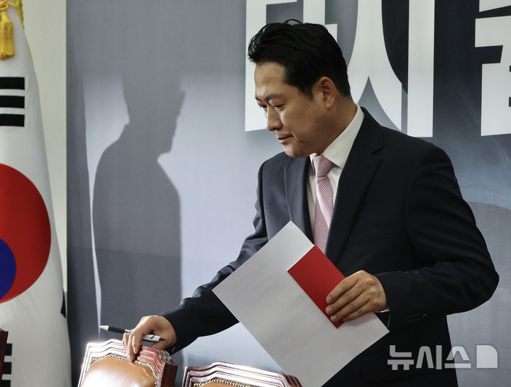 [서울=뉴시스] 김명년 기자 = 장동혁 국민의힘 당 대표가 1일 오전 서울 여의도 국회에서 최고위원회의에 참석하고 있다. 2025.09.01. kmn@newsis.com