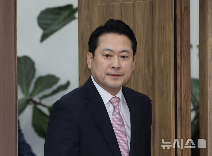 [서울=뉴시스] 김명년 기자 = 장동혁 국민의힘 당 대표가 1일 오전 서울 여의도 국회에서 최고위원회의에 참석하고 있다. 2025.09.01. kmn@newsis.com