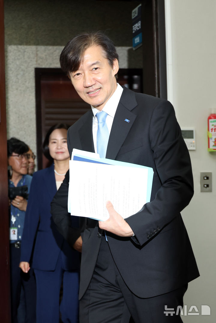 [서울=뉴시스] 김금보 기자 = 조국 조국혁신당 혁신정책연구원장이 1일 서울 여의도 국회에서 열린 최고위원회의에 참석하고 있다. 2025.09.01. kgb@newsis.com