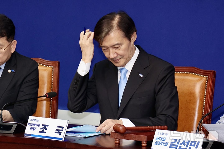 [서울=뉴시스] 김명년 기자 = 조국 조국혁신당 혁신정책연구원장이 1일 오전 서울 여의도 국회에서 열린 최고위원회의에서 머리를 만지고 있다. 2025.09.01. kmn@newsis.com