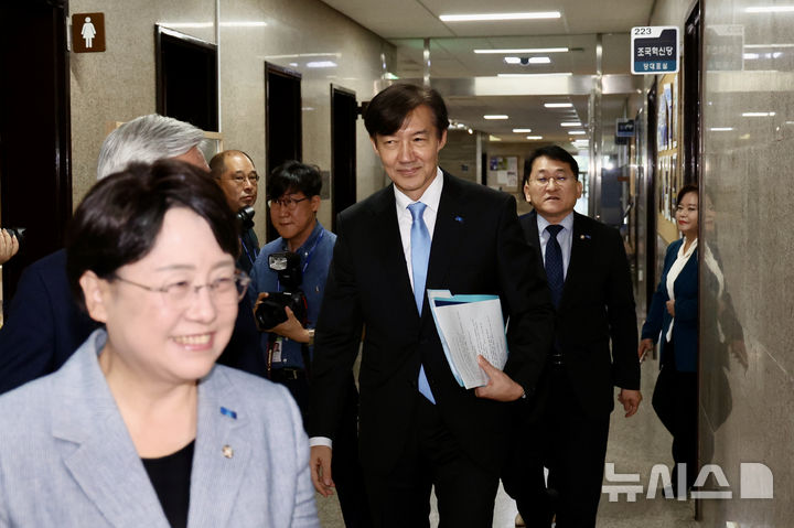 [서울=뉴시스] 김명년 기자 = 조국 조국혁신당 혁신정책연구원장이 1일 오전 서울 여의도 국회 당대표실에서 나와 최고위원회의에 참석하기 위해 이동하고 있다. 2025.09.01. kmn@newsis.com