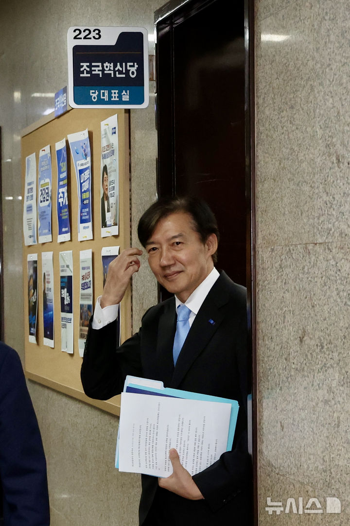 [서울=뉴시스] 김명년 기자 = 조국 조국혁신당 혁신정책연구원장이 1일 오전 서울 여의도 국회 당대표실에서 나와 최고위원회의에 참석하기 위해 이동하고 있다. 2025.09.01. kmn@newsis.com